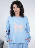 Sweat bleu ciel crâne fleurs roses manches découpées rock romantique