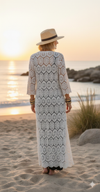 Détails du dos d'un gilet long ajouré blanc cassé, tombé parfait et coupe droite, idéal pour un look bohème rock Mamsailes.