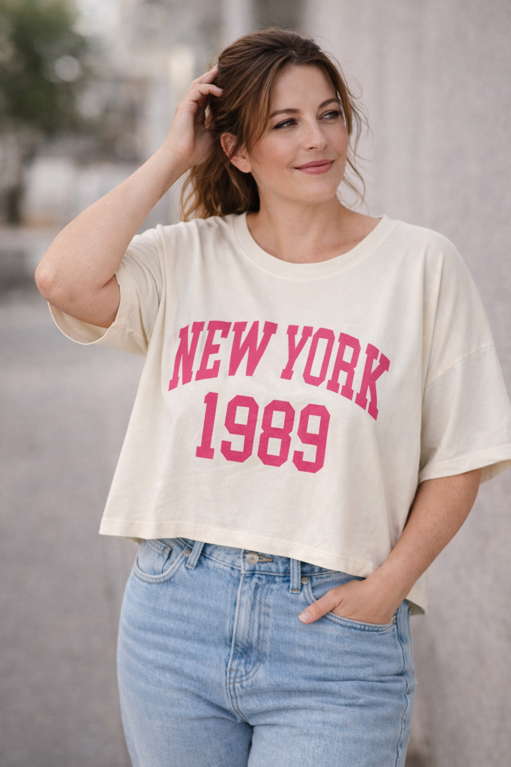 Haut femme crème coupe courte NEW YORK 1989 rose porté avec jean taille haute