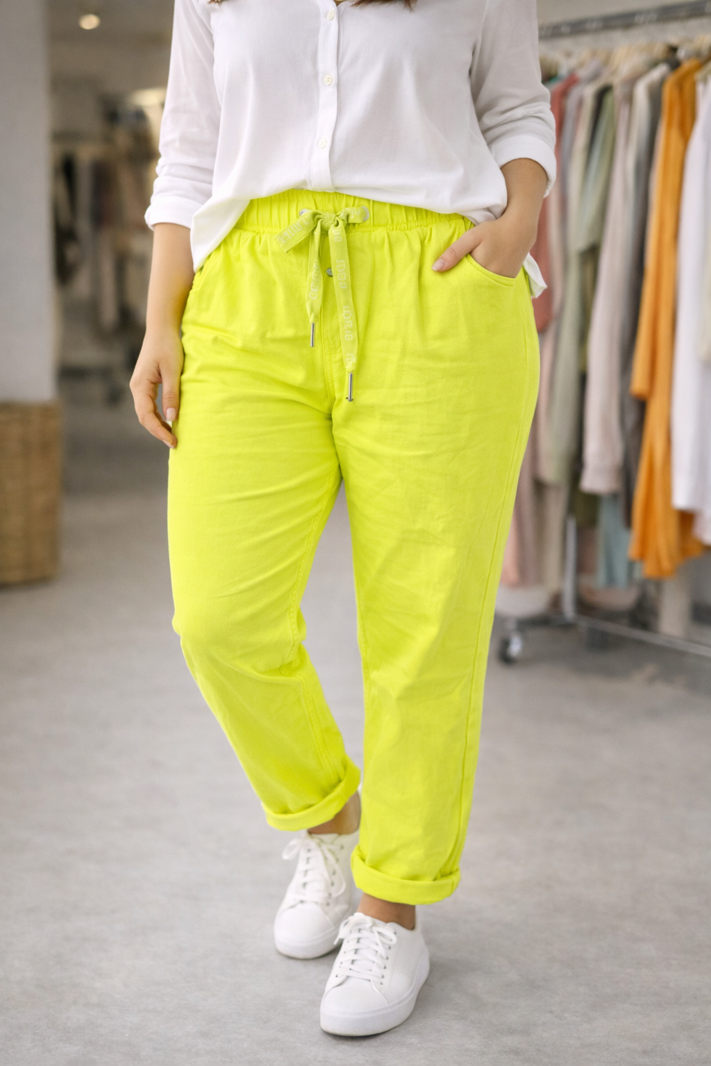 Pantalon grande taille confortable en viscose  stretch, coloris anis ,porté avec des baskets blanches