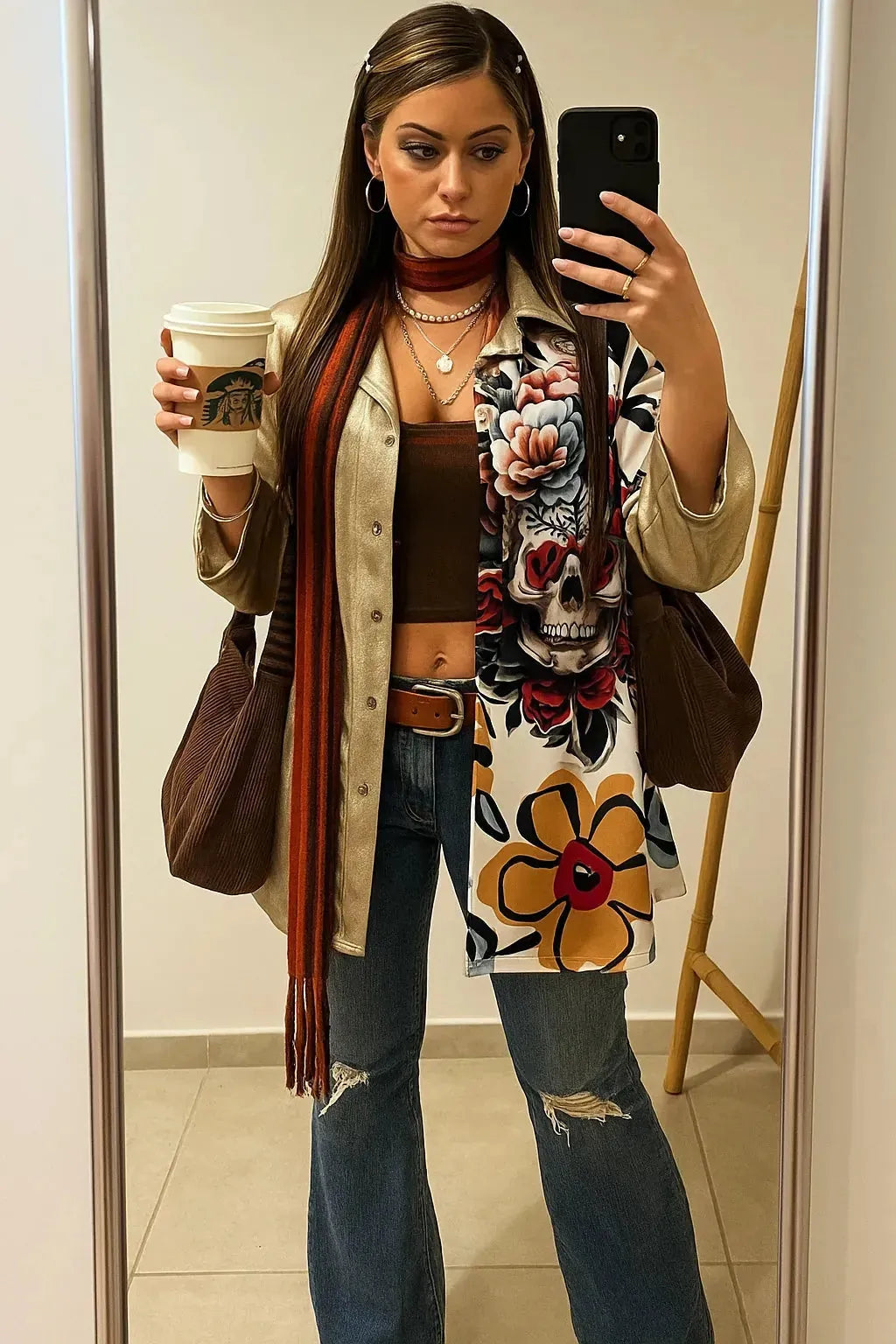 Chemise longue femme effet métallisé champagne et imprimé skull fleuri portée avec jean