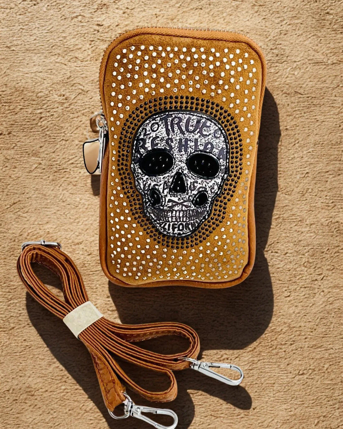 Sac pochette camel tête de mort strass – cuir vegan – vue de face
