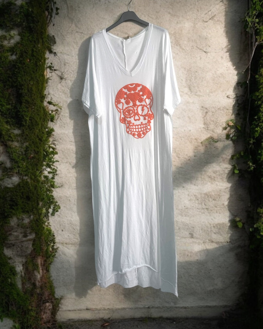 Robe longue blanche motif tête de mort portée avec sandales plates
