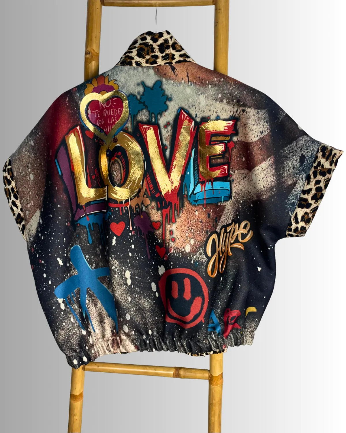 Veste femme dos street art graffiti multicolore avec lettrage LOVE – taille unique 36-46