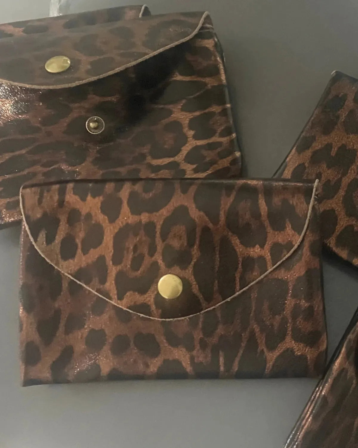 Portefeuille compact femme avec poches cartes et poche zippée monnaie – cuir léopard”