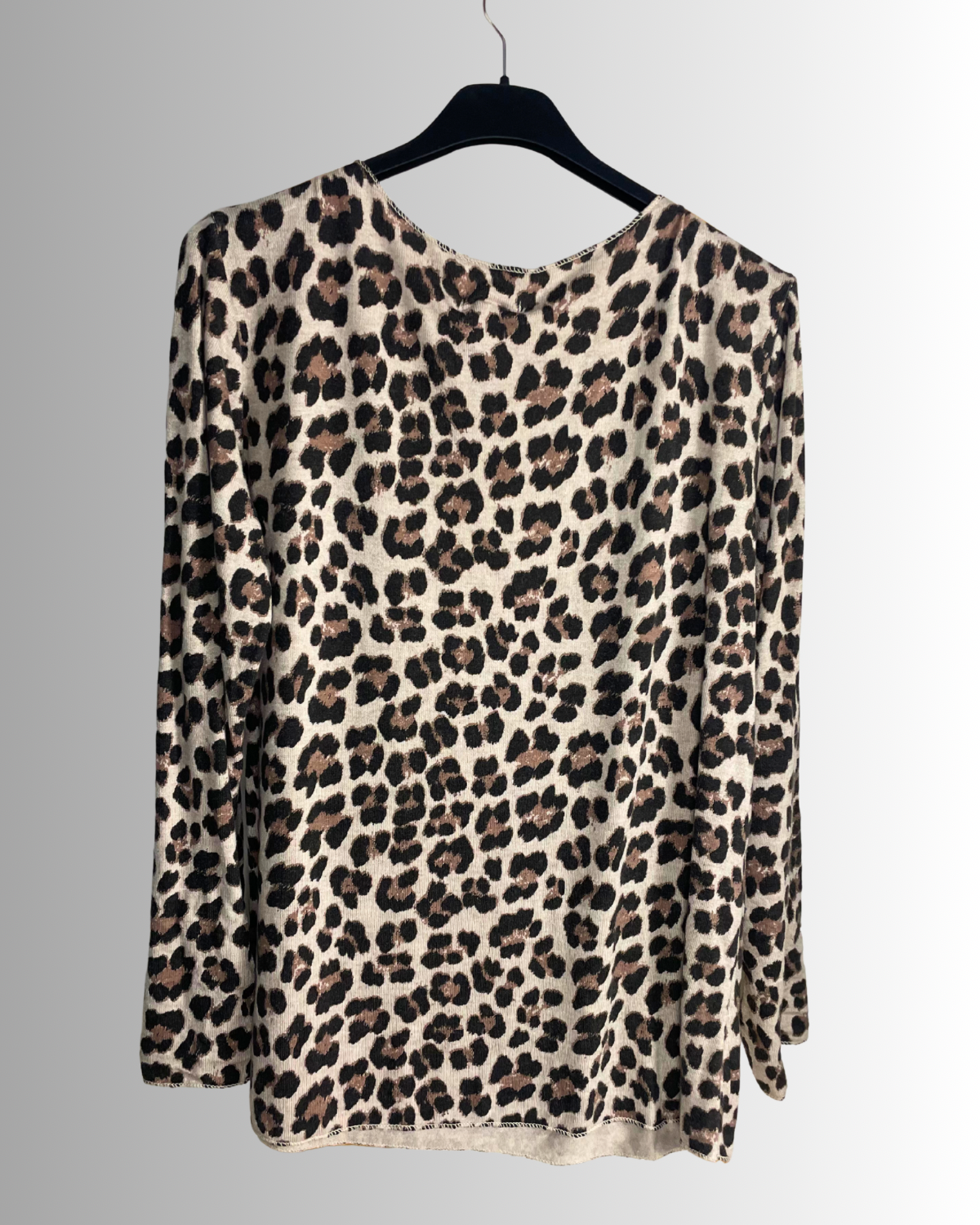 Pull femme imprimé léopard col V en viscose, laine et angora – fabriqué en Italie vue de dos
