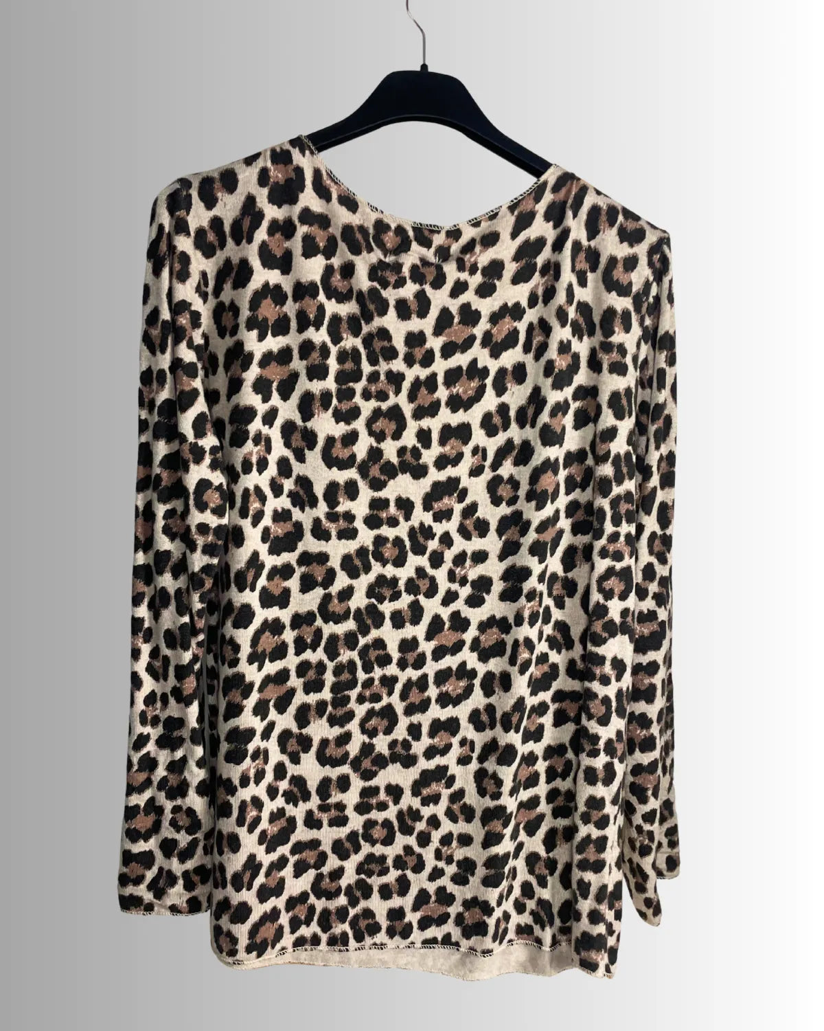 Pull femme imprimé léopard col V en viscose, laine et angora – fabriqué en Italie vue de dos