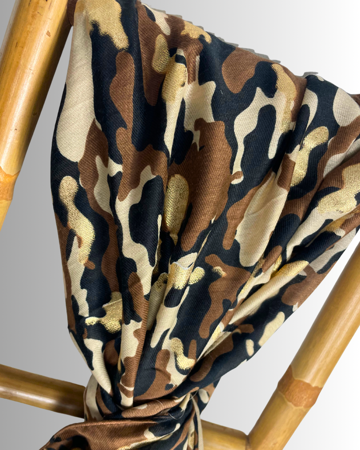 Grand foulard léger imprimé camouflage avec touches dorées – idée cadeau mode femme
