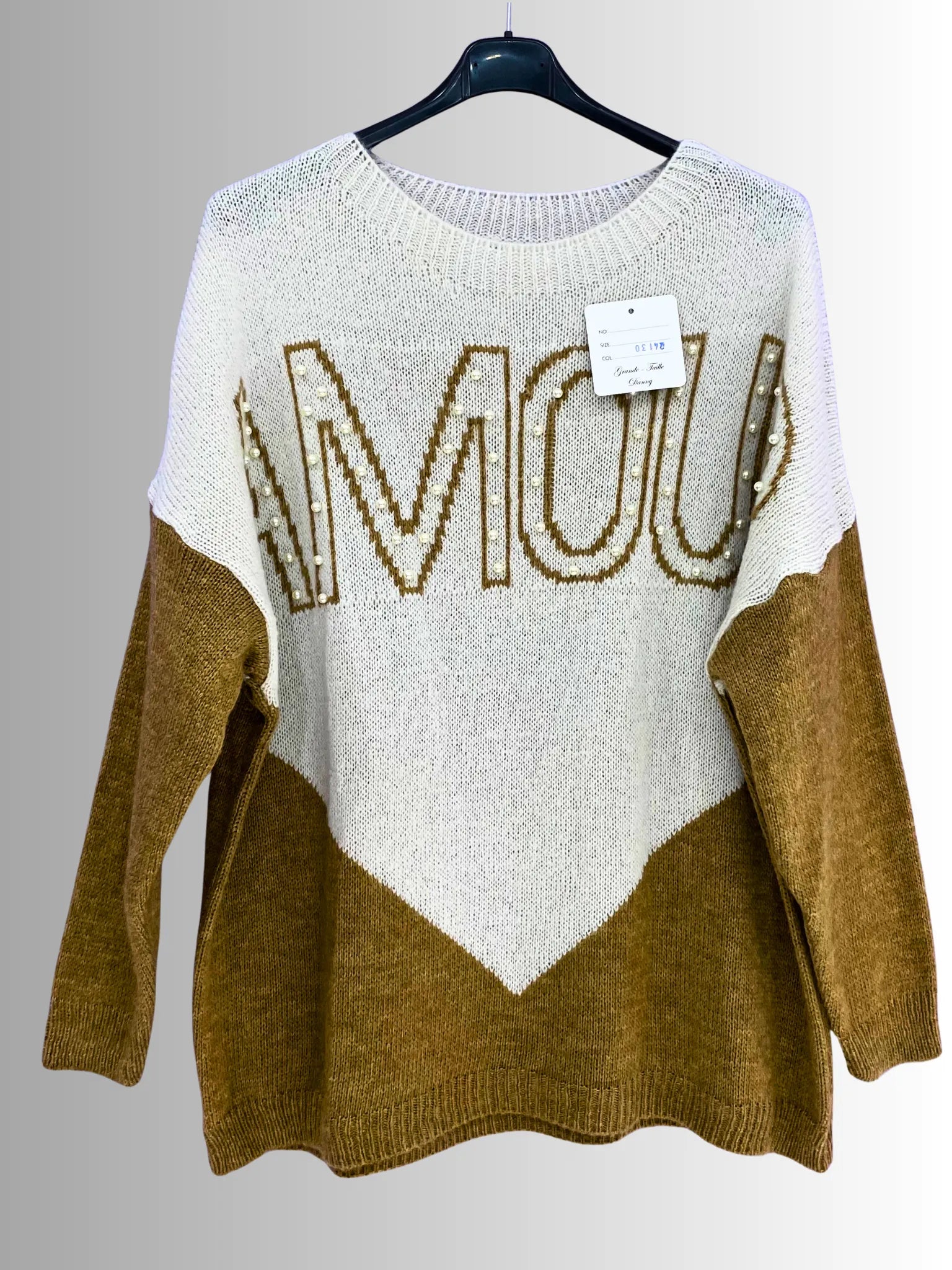 Pull femme bicolore camel et crème avec inscription Amour en perles nacrées – made in Italy
