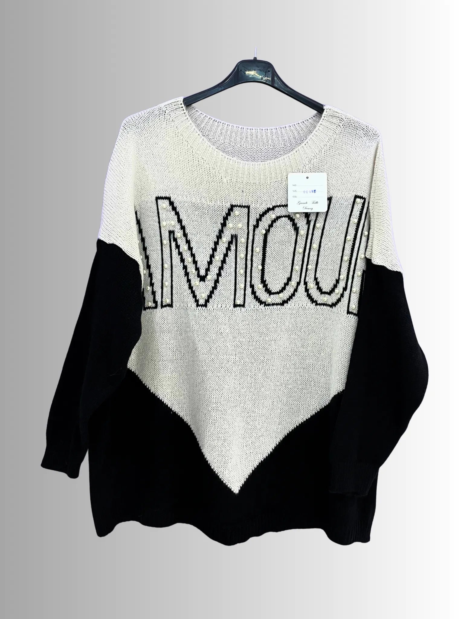 Pull noir et crème doux avec perles nacrées, coupe droite cocooning chic