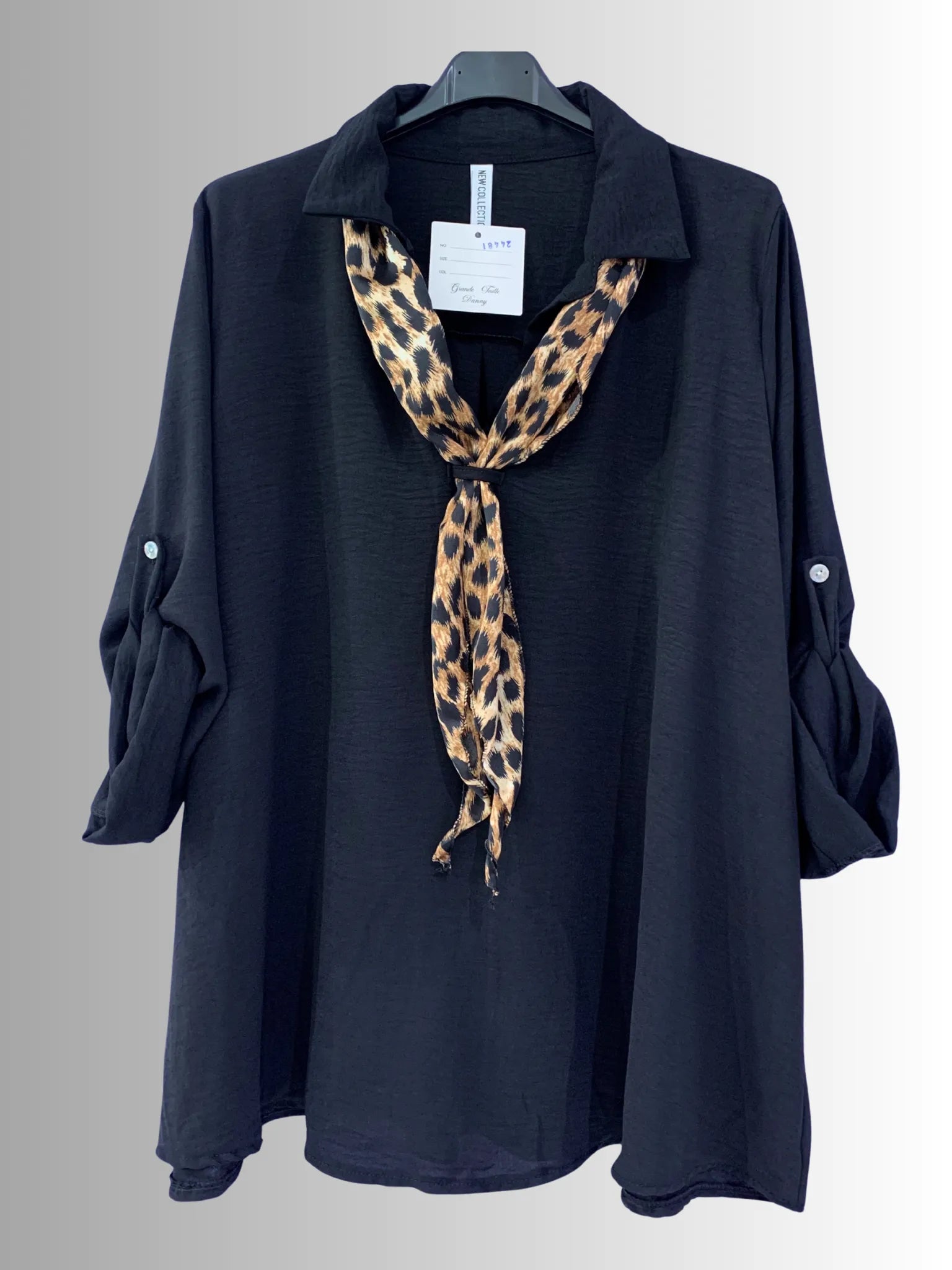 Blouse chic noirefluide et féminine avec foulard imprimé léopard