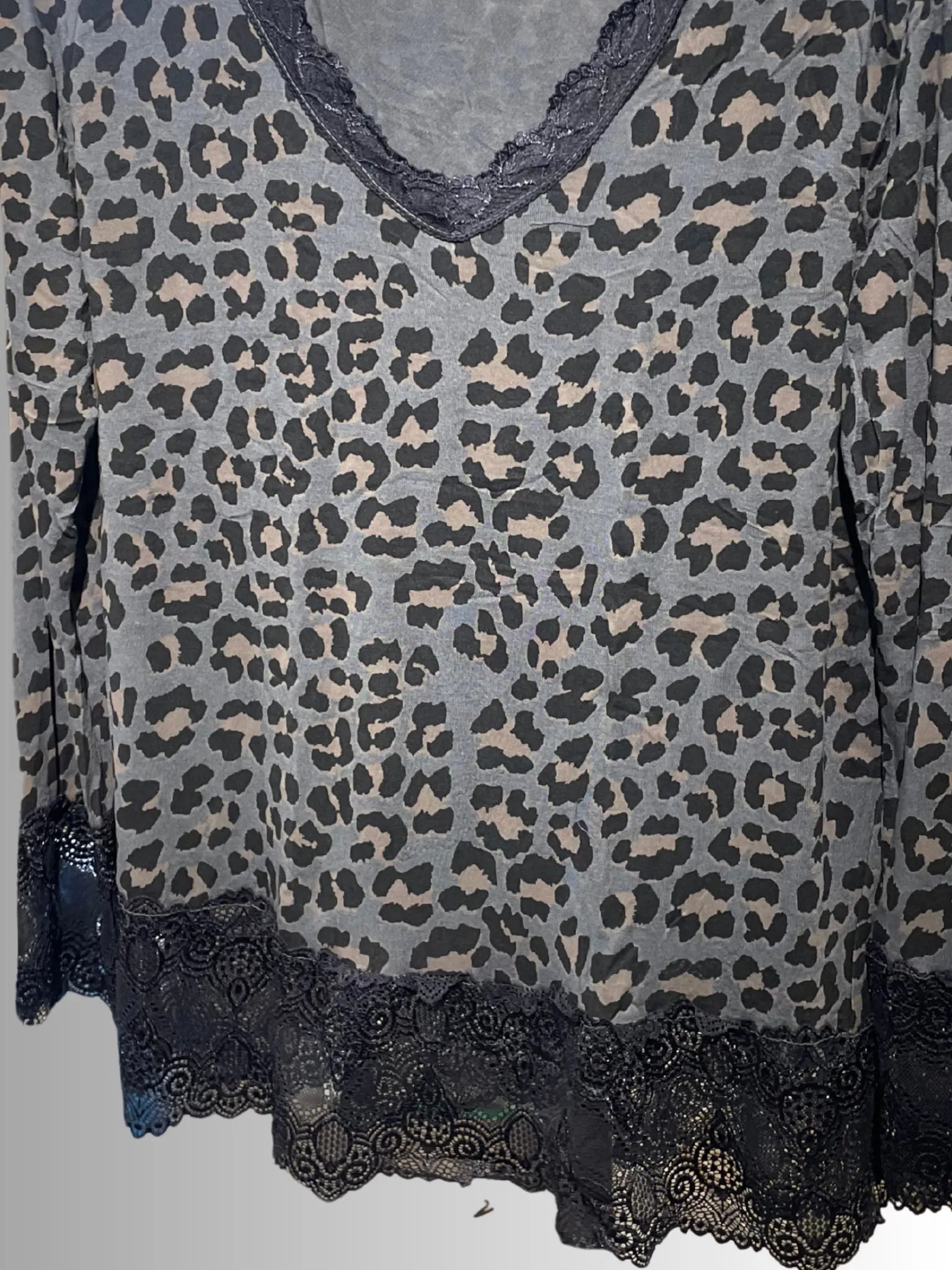 Haut "Rouleaux Dentelle" imprimé léopard — Élégance sauvage
