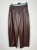 Pantalon simili chocolat grande taille sur cintre