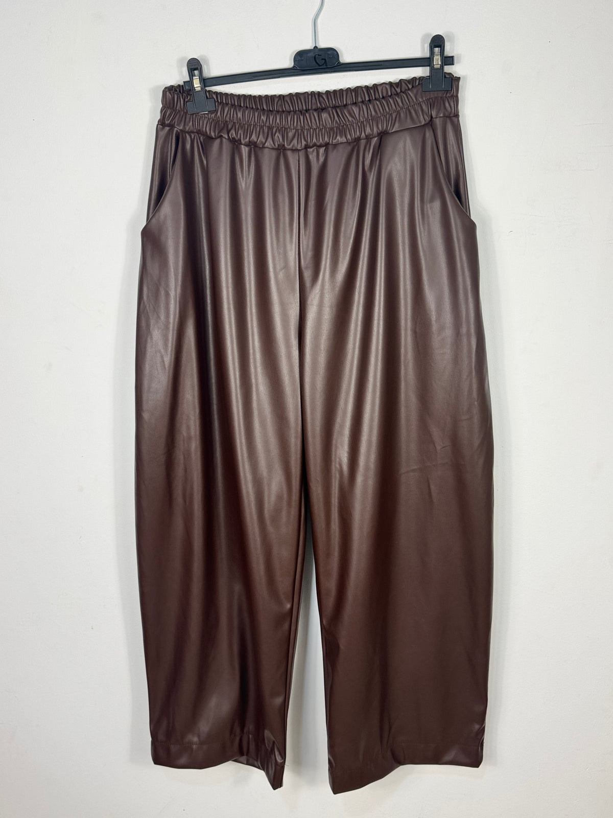 Pantalon simili chocolat grande taille sur cintre