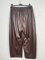 Pantalon simili chocolat grande taille sur cintre vue dos