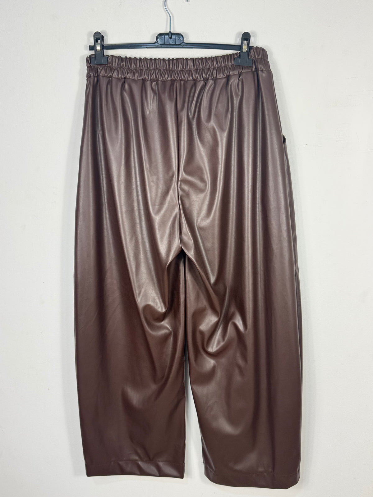 Pantalon simili chocolat grande taille sur cintre vue dos