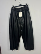 Pantalon simili noir grande taille sur cintre 
