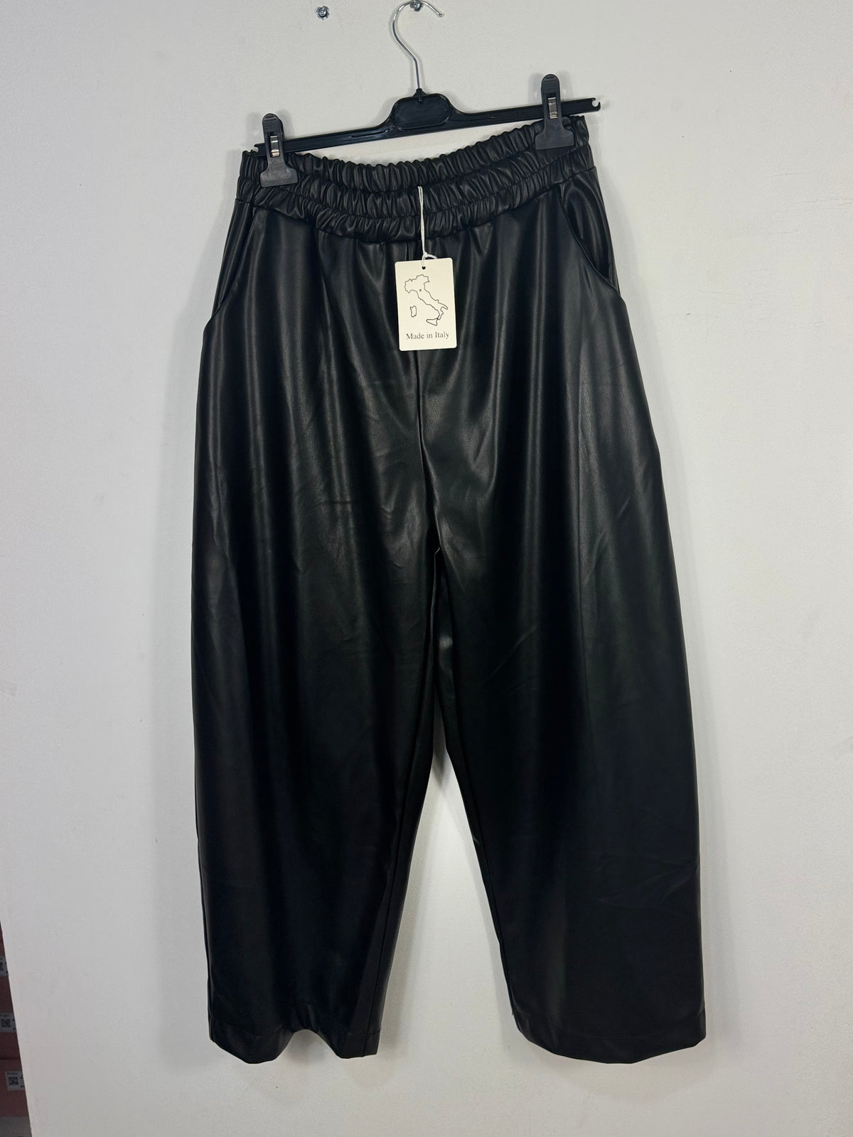 Pantalon simili noir grande taille sur cintre 