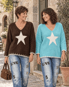 Pull Stella chocolat à étoile écrue porté, vue rapprochée sur la maille bouclée