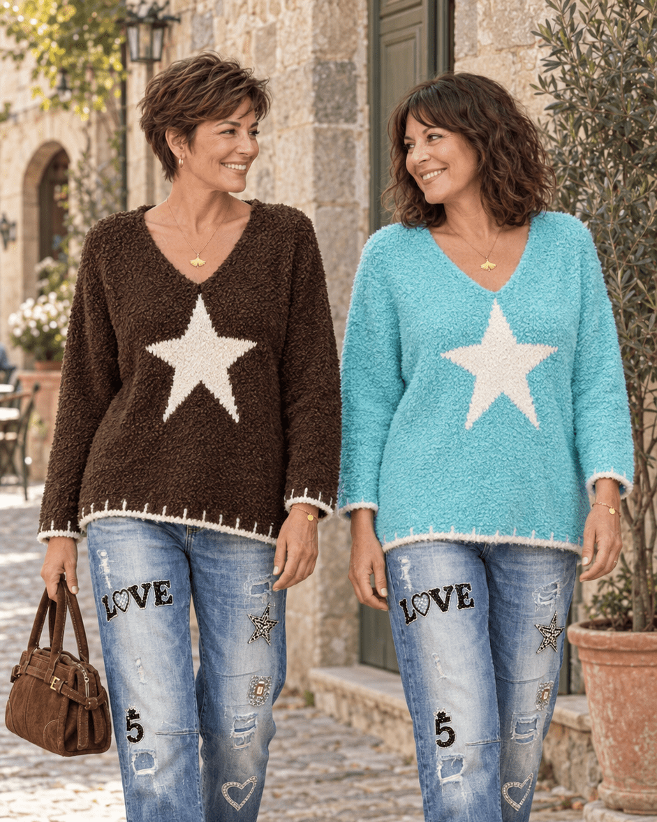 Pull Stella chocolat à étoile écrue porté, vue rapprochée sur la maille bouclée