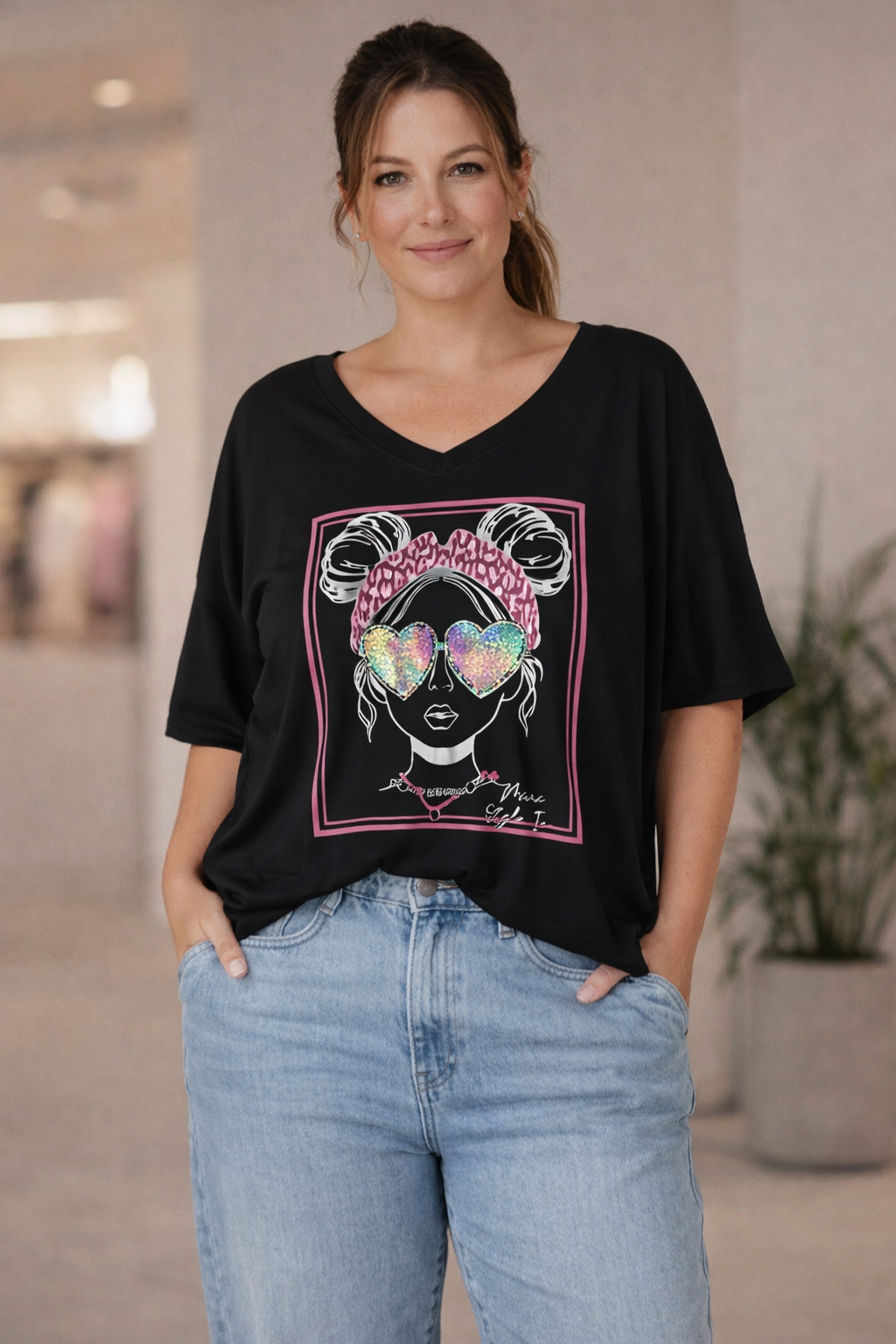Tee-shirt Romy noir col V motif visage féminin strass sequins détails fluo rose coton élasthanne