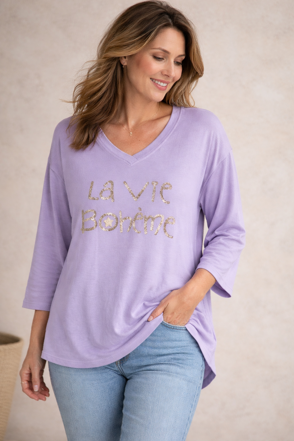 Pull parme femme col V inscription dorée La Vie Bohème, look printemps jean clair