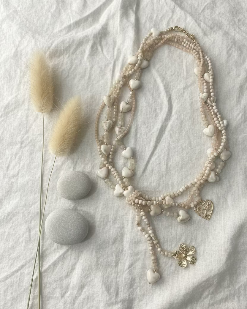 Sautoir bohème multi-rangs perles bois et nacre 55cm, vue d'ensemble sur fond lin