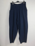 Jogging jambes larges marine vue sur cintre 