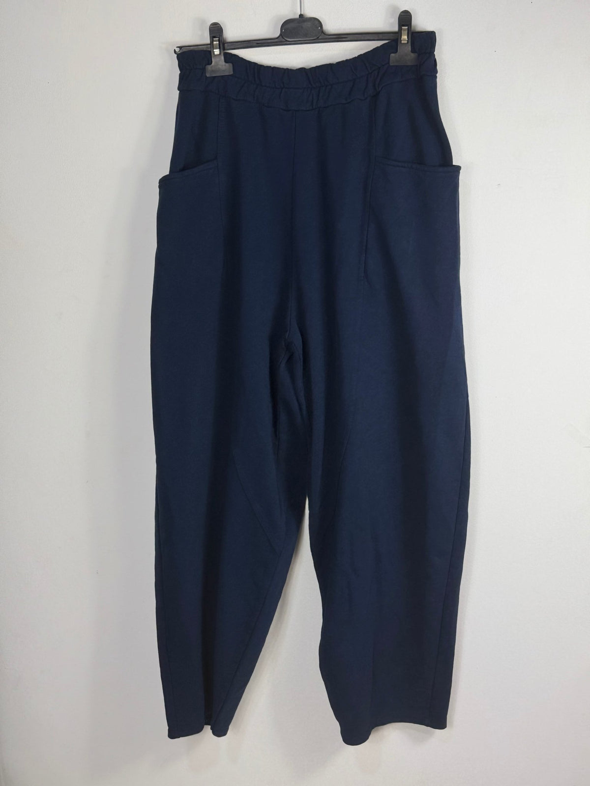 Jogging jambes larges marine vue sur cintre 
