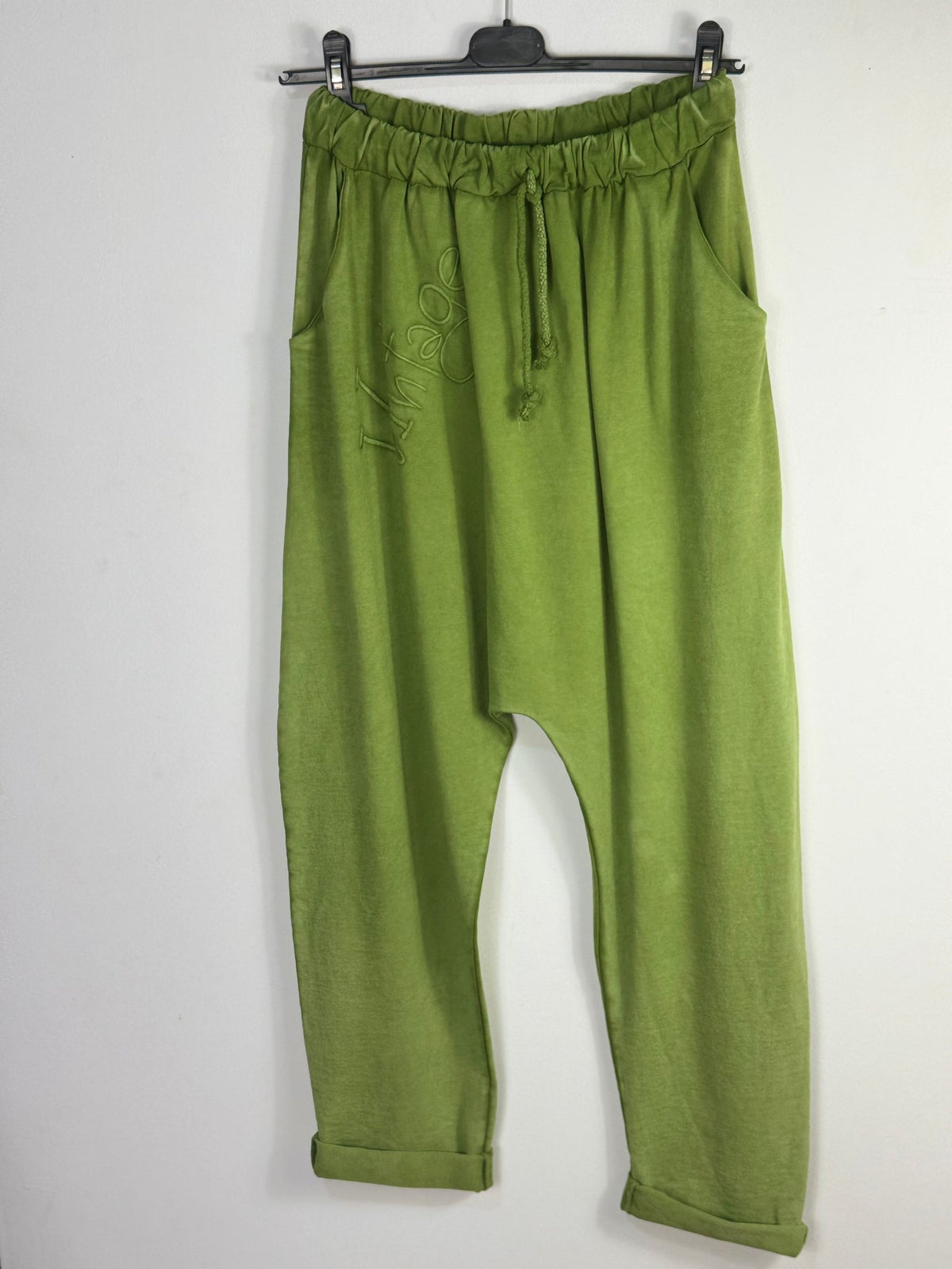 Jogging sarouel Lou vert olive, taille élastiquée, cordon et broderie Vintage ton sur ton.
