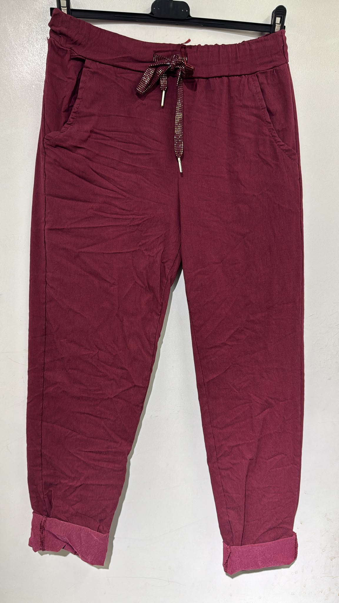 Pantalon élastique taille inclusive 36 au 50 couleur bordeaux sur cintre 