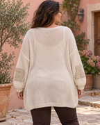 Pull Alba écru porté, vue de dos — mise en scène générée par IA.