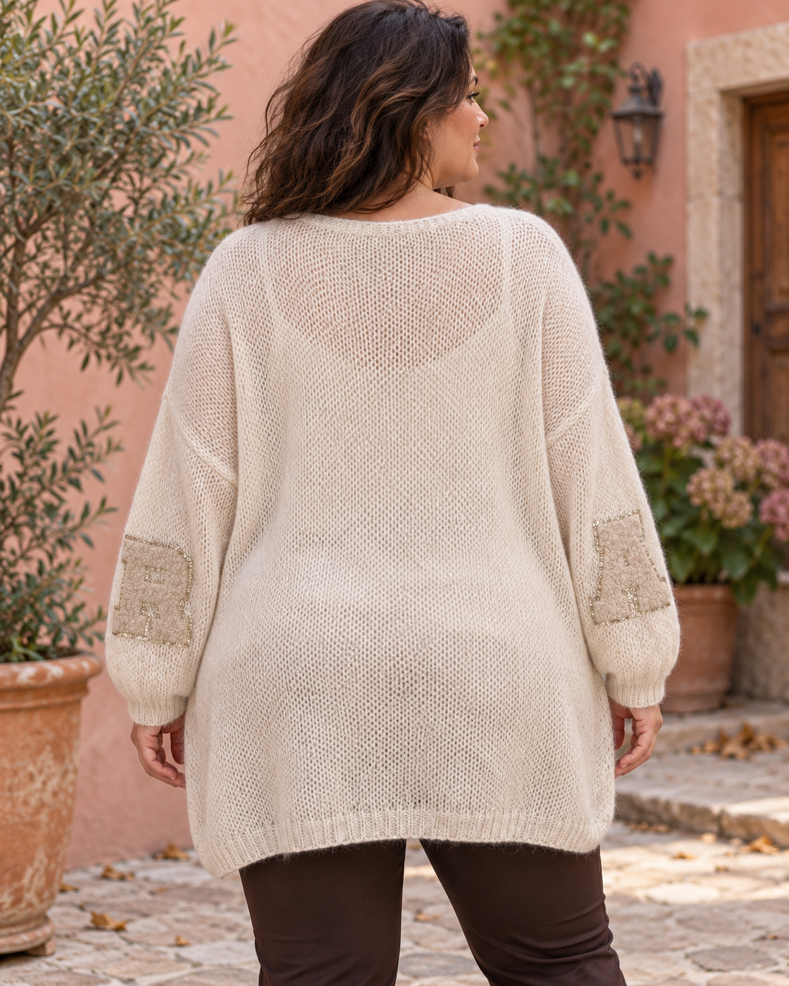 Pull Alba écru porté, vue de dos — mise en scène générée par IA.