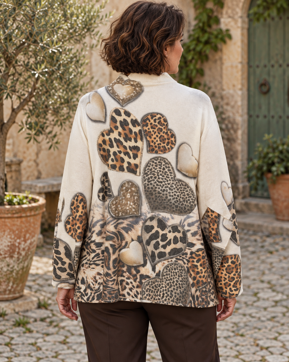 Pull Amalia écru porté, vue de dos — mise en scène générée par IA.