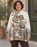 Pull Amalia écru porté, vue rapprochée de face — mise en scène générée par IA.