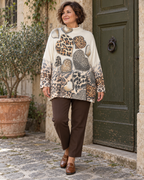 Pull Amalia écru porté, vue en pied — mise en scène générée par IA.