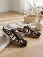 Baskets léopard femme style rétro, pose lifestyle moderne sur bois clair – sneakers fourrure et charm LOVE, vue complémentaire 2