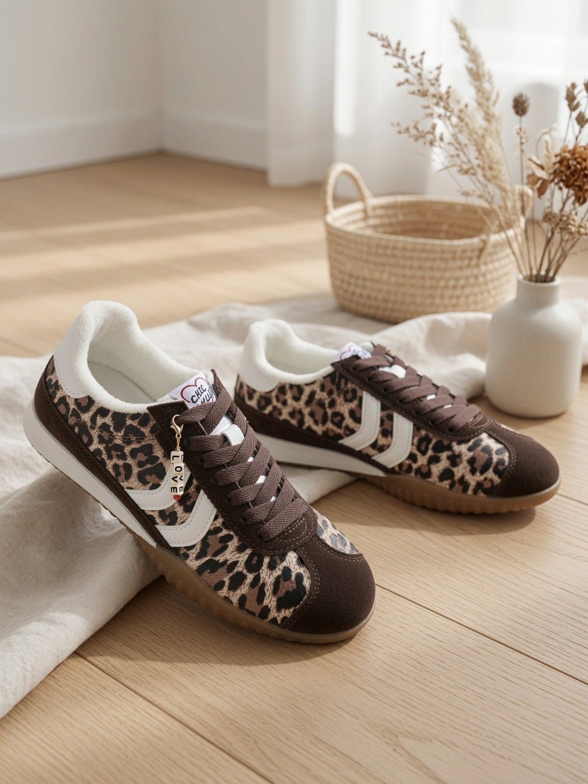 Baskets léopard femme style rétro, pose lifestyle moderne sur bois clair – sneakers fourrure et charm LOVE, vue complémentaire 2