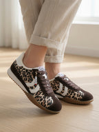 Baskets léopard femme portées sur pieds, pose naturelle, semelle gum et fourrure – mode casual chic