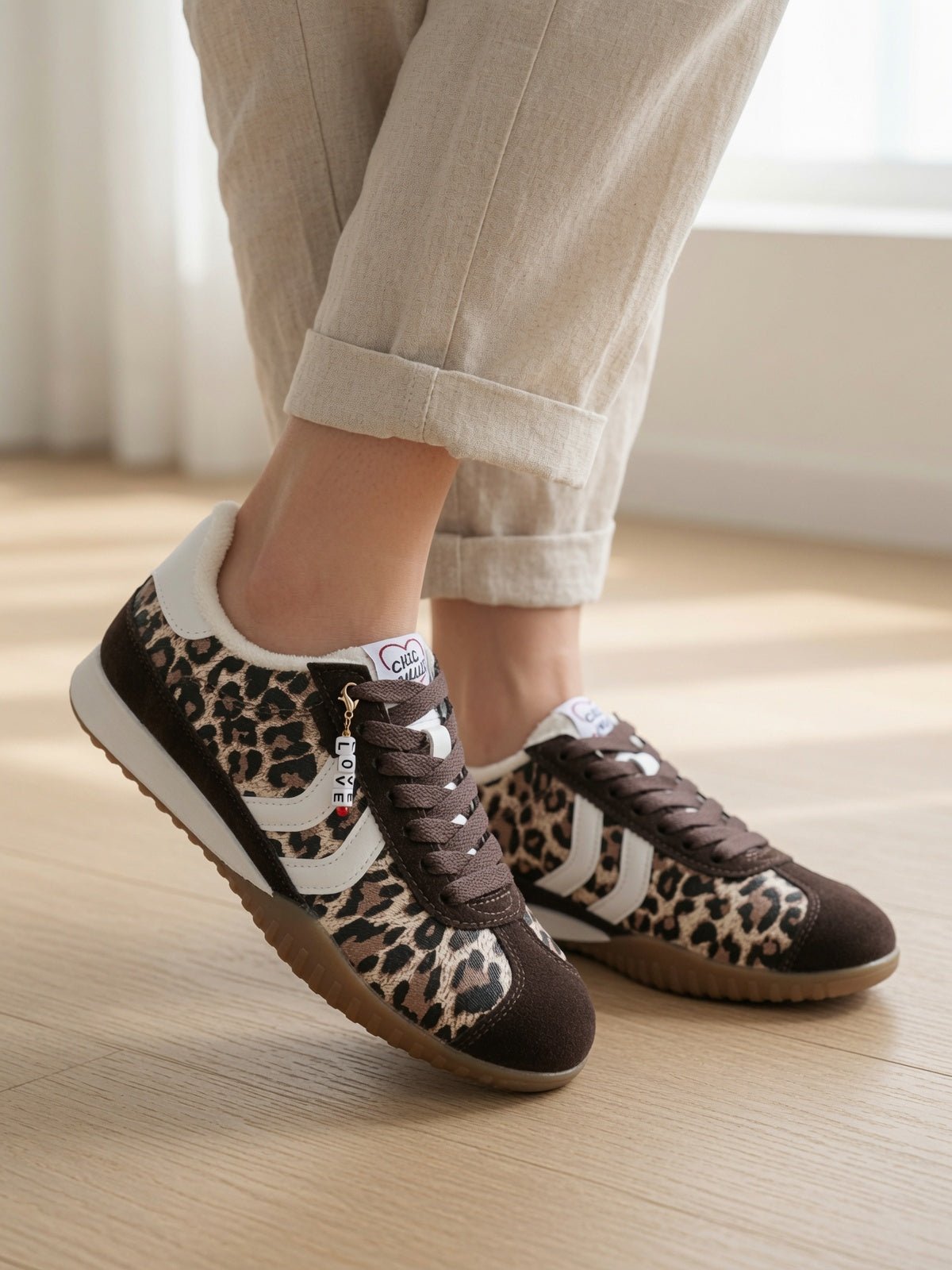 Baskets léopard femme portées sur pieds, pose naturelle, semelle gum et fourrure – mode casual chic