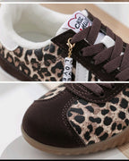 Détails baskets léopard : focus semelle gum, intérieur fourrure et bout suède – sneakers femme