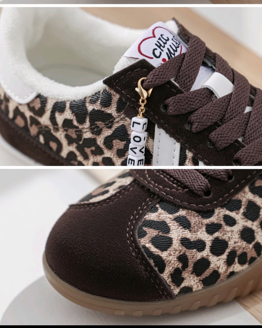 Détails baskets léopard : focus semelle gum, intérieur fourrure et bout suède – sneakers femme