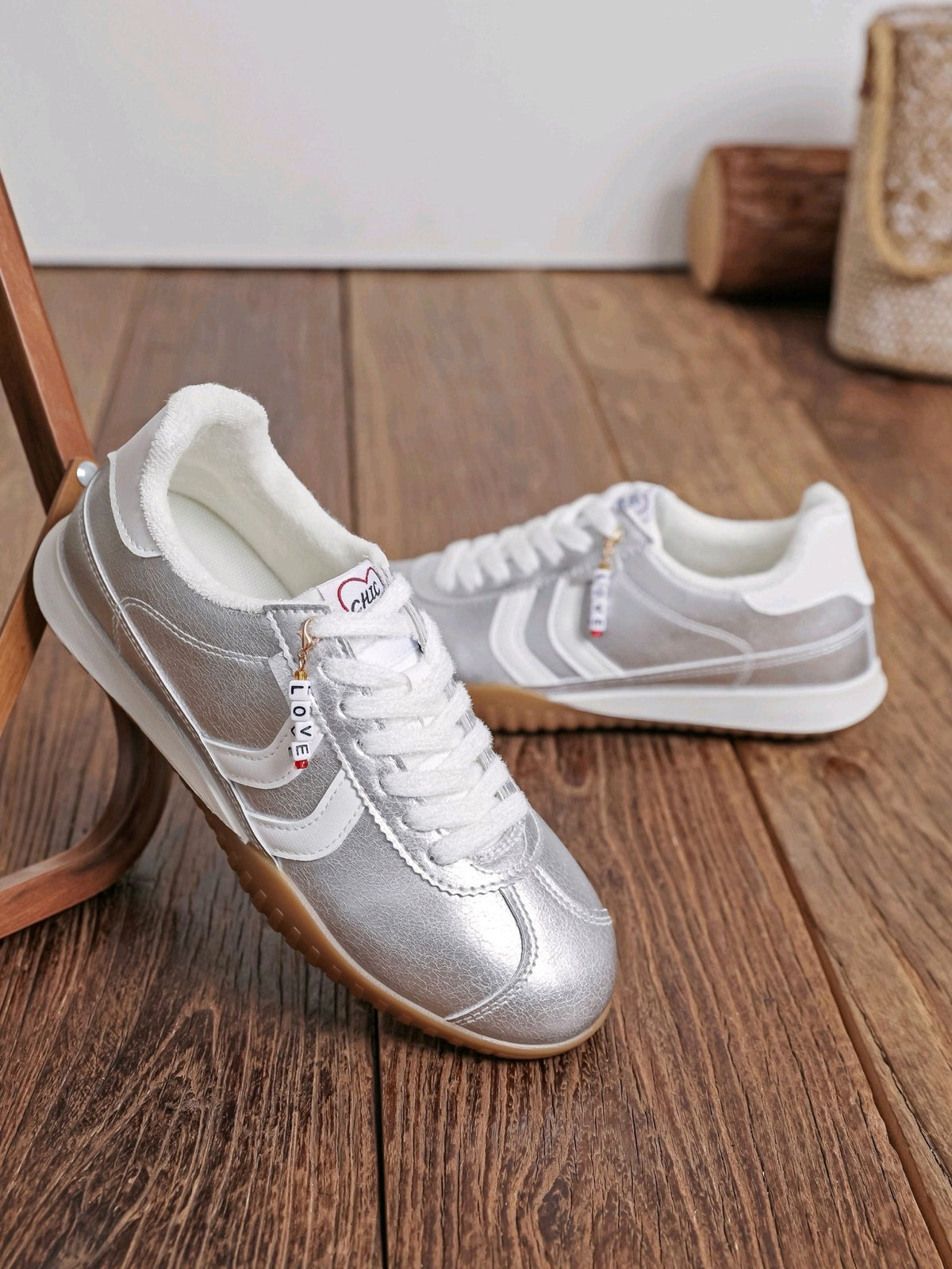 Baskets Silver argentées avec lacets blancs, vues face et profil