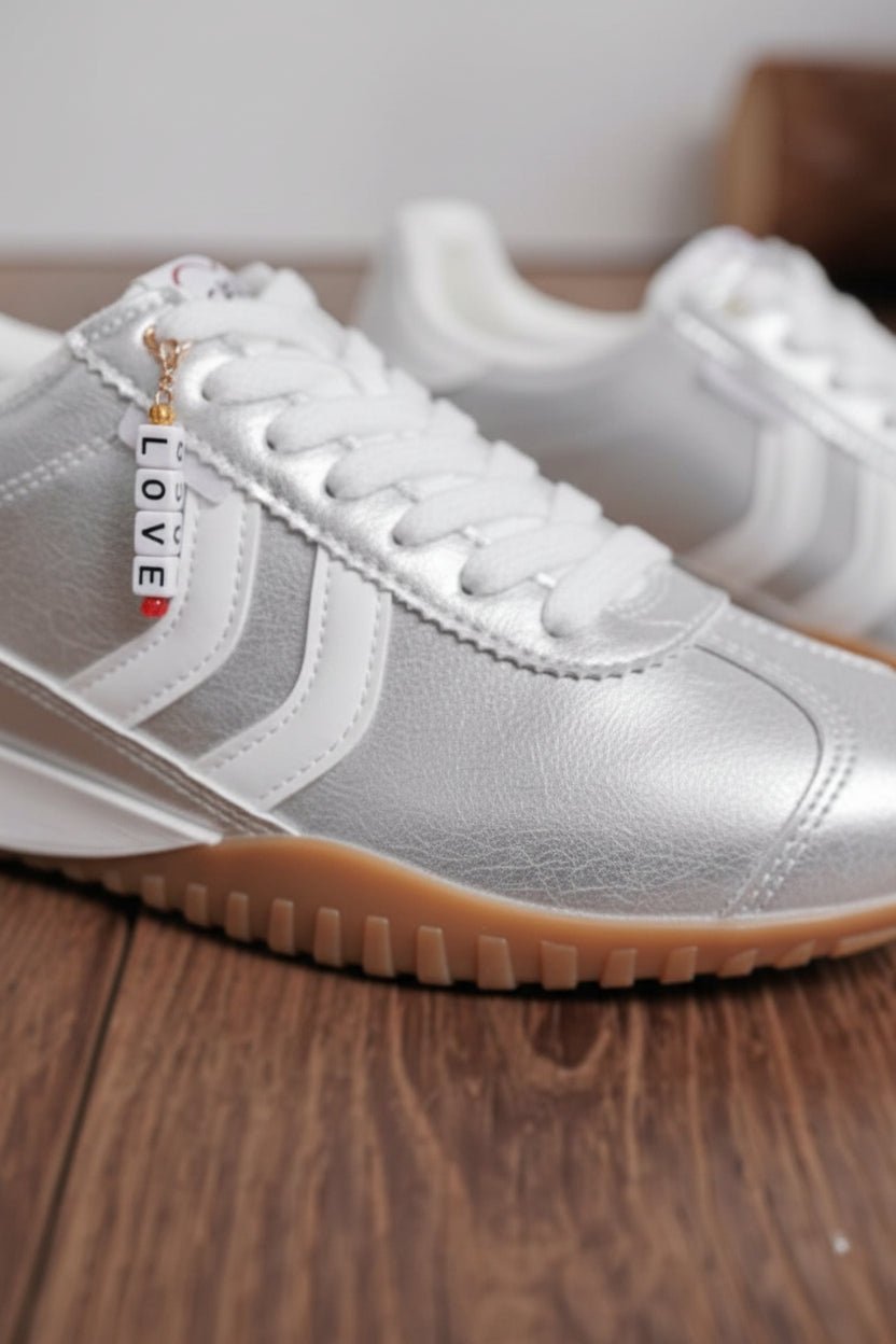 Détail du charme LOVE amovible des baskets Silver