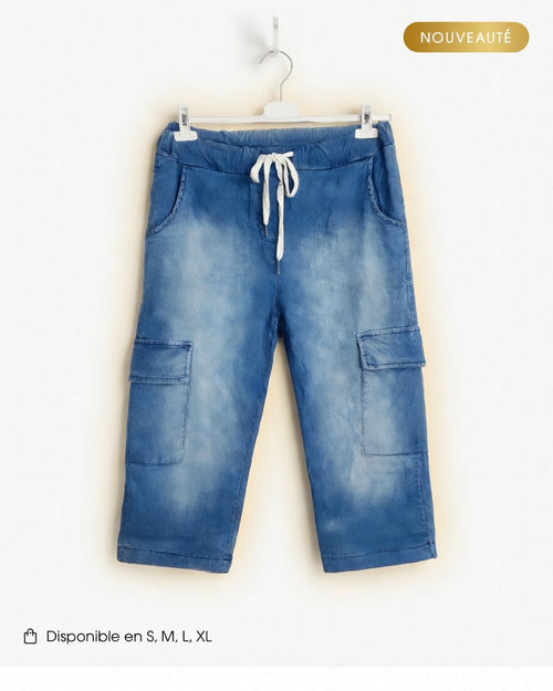 Bermuda cargo denim bleu moyen à taille élastiquée et cordon blanc, 4 poches cargo, revers bas de jambe, vue de face sur cintre fond blanc