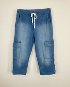 Bermuda cargo denim bleu moyen délavé à taille élastiquée cordon blanc, poches cargo doubles latérales, coupe droite confortable, vue flatlay fond blanc