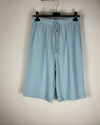Bermuda gaze de coton bleu ciel sur cintre, taille élastique et cordon, coupe évasée grande taille