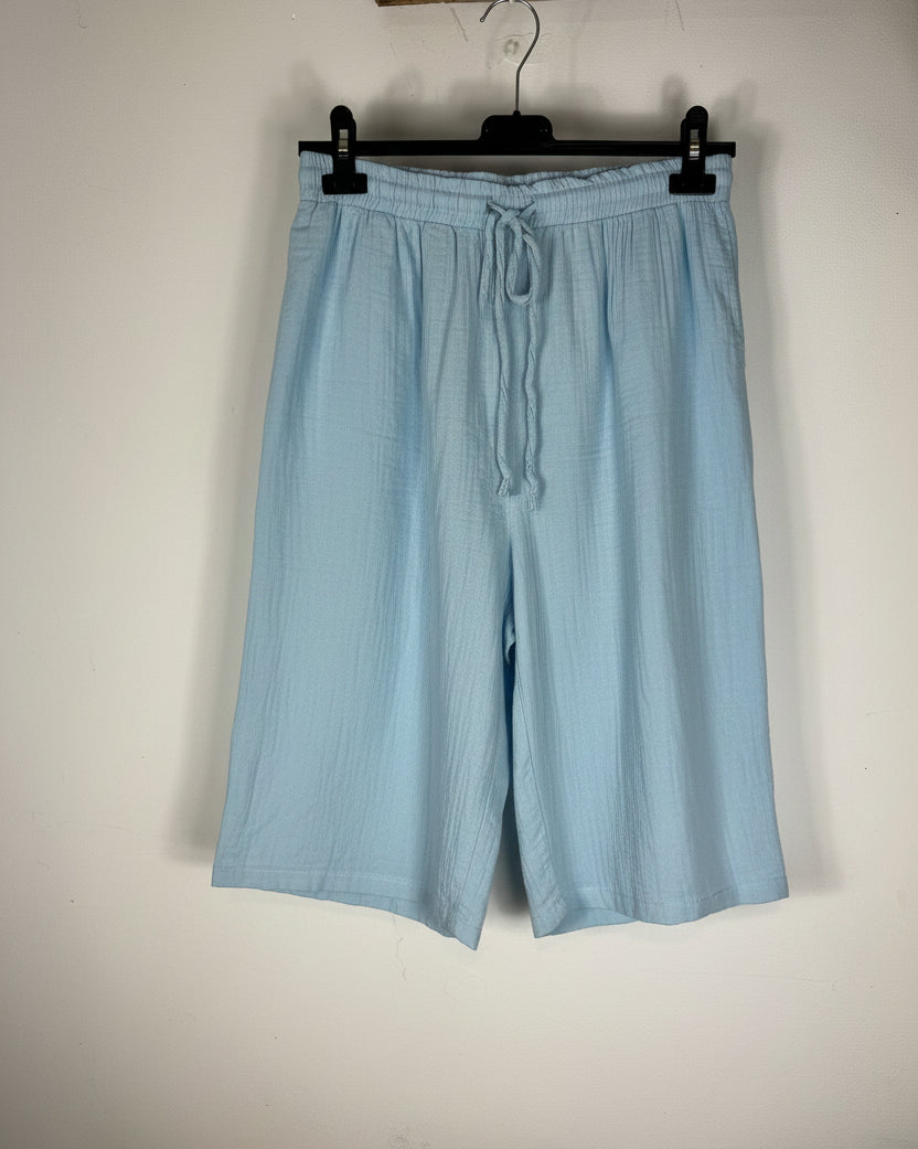 Bermuda gaze de coton bleu ciel sur cintre, taille élastique et cordon, coupe évasée grande taille