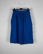 Bermuda gaze de coton bleu roi sur cintre, taille élastique et cordon, tombé ample et décontracté