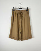Bermuda gaze de coton camel sur cintre, taille élastique froncée et cordon, coupe fluide esprit bohème